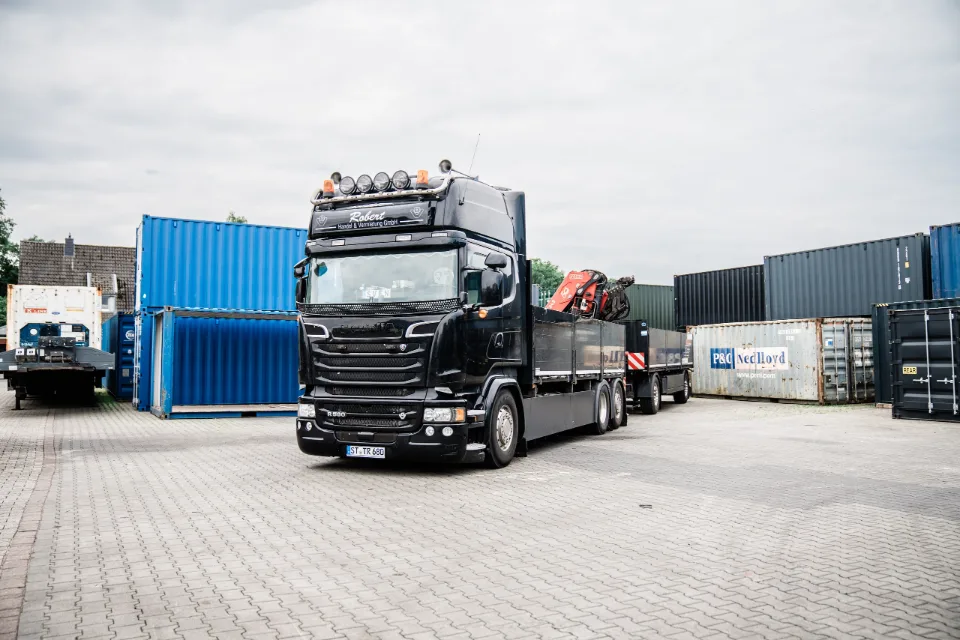 LKW mit Ladekran im Containerdepot von Robert Handel + Vermietung