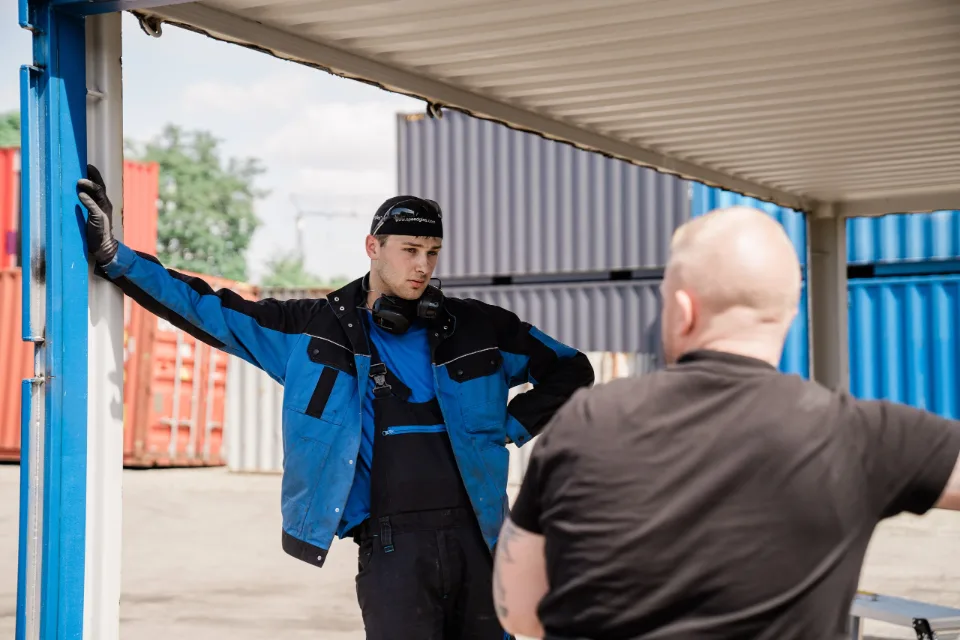 Mitarbeiter von Robert Handel + Vermietung im Containerdepot