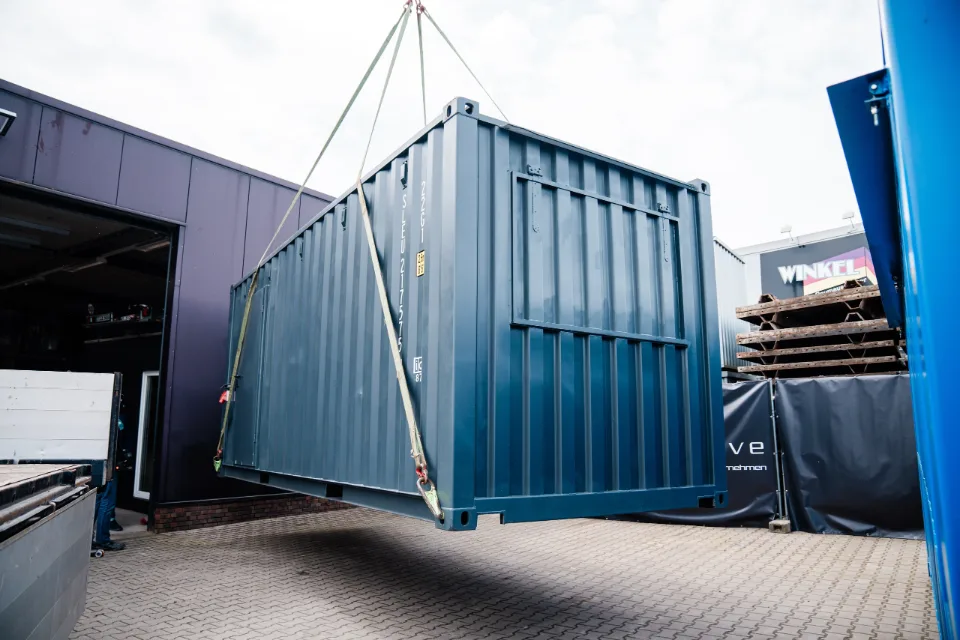 Seecontainer hängt beim Verladen am Kran